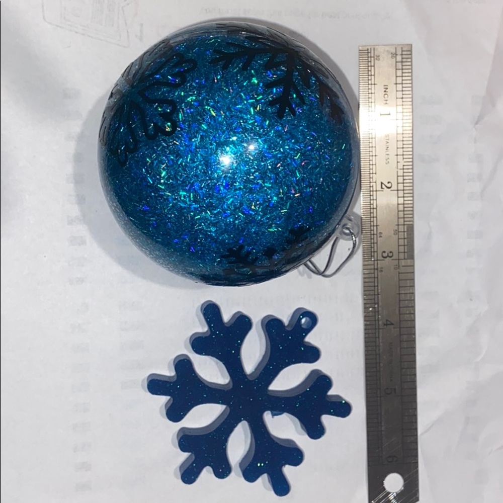One ball one snowflake ornament